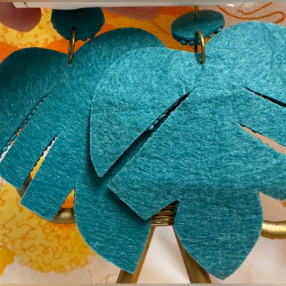 Bay Studio Teal & gold Palm Leaf beaded felt pierced earrings- NWT🛍️🌴 - Picture 2 of 2